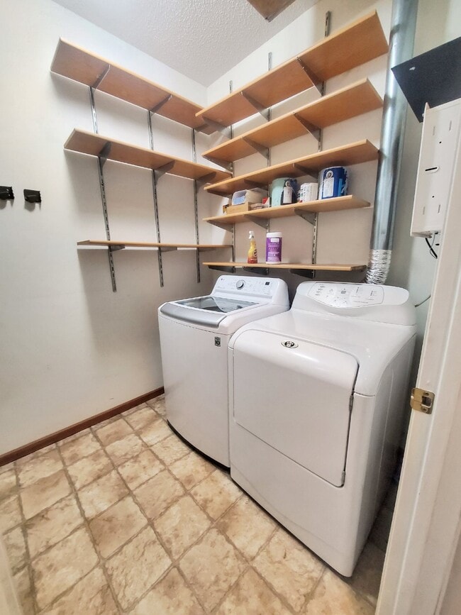 Building Photo - 3BR 2BA End unit Townhome in Stillwater