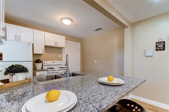 Building Photo - 1800 12th Ave S