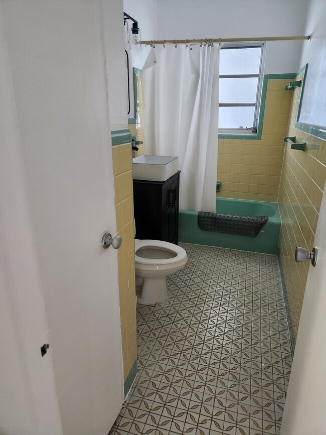 Building Photo - 2312 NE 4th St