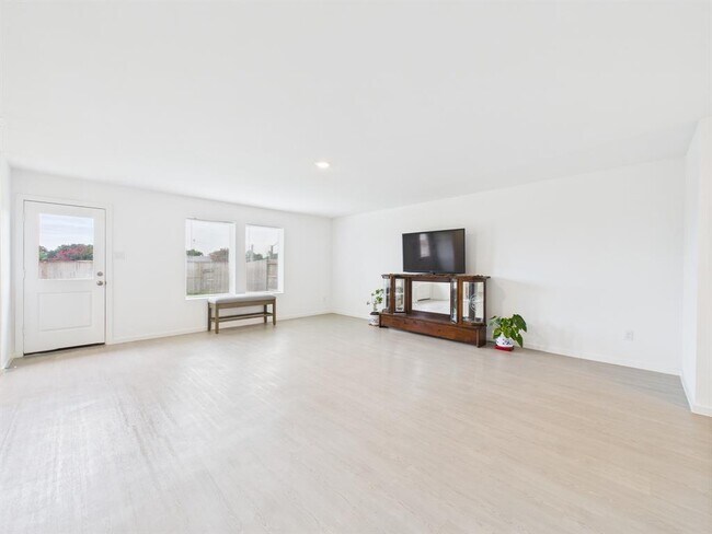 Building Photo - 2919 Summer Breeze Wy