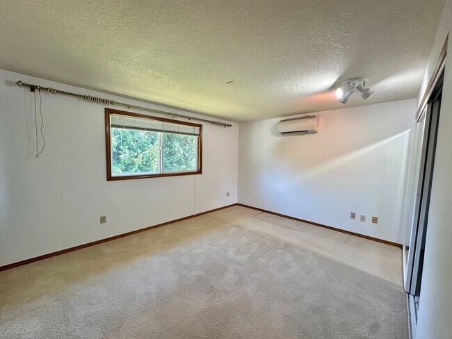 Building Photo - 7460 SW Elmwood St