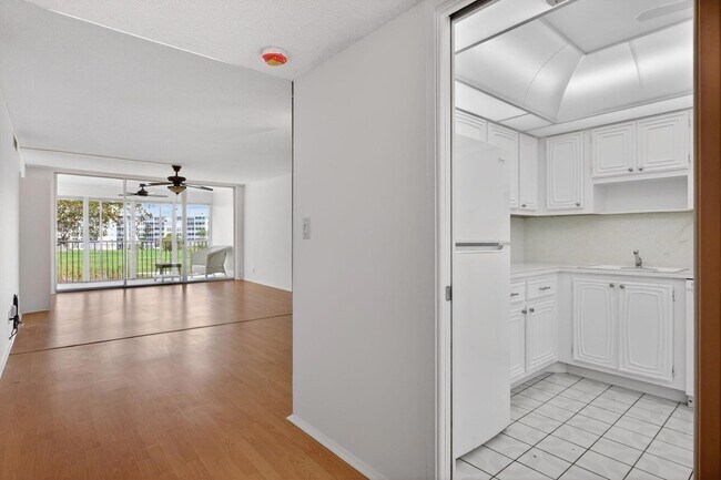 Building Photo - 2651 S Palm Aire Dr