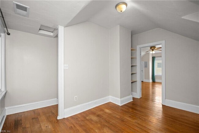 Building Photo - 3537 Buckingham St