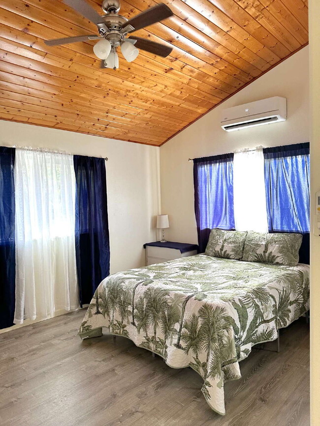 Building Photo - Available Now!  Fully Furnished 3bd/2ba ho...