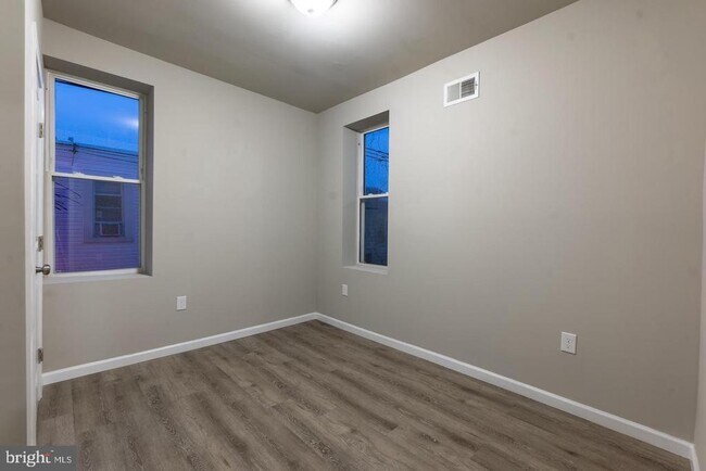 Building Photo - 141 N Peach St