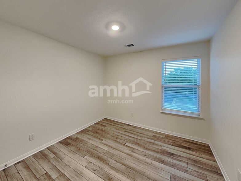 Building Photo - 1102 Treeta Trail