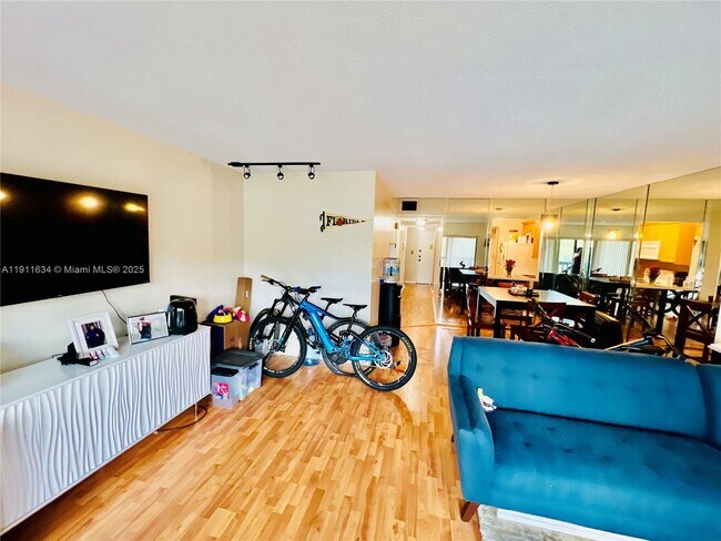 Building Photo - 1021 Mockingbird Ln