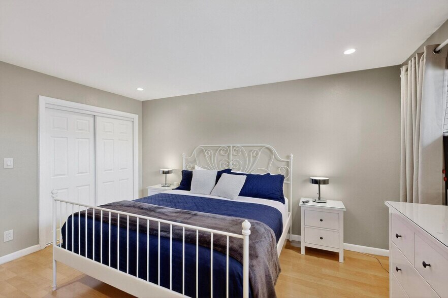 primary bedroom with king bed, attached bathroom, double closet, smartTV - 4715 Marquette Ave NE