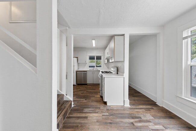 Building Photo - 2 Bedroom 2 Bathroom on College Street!