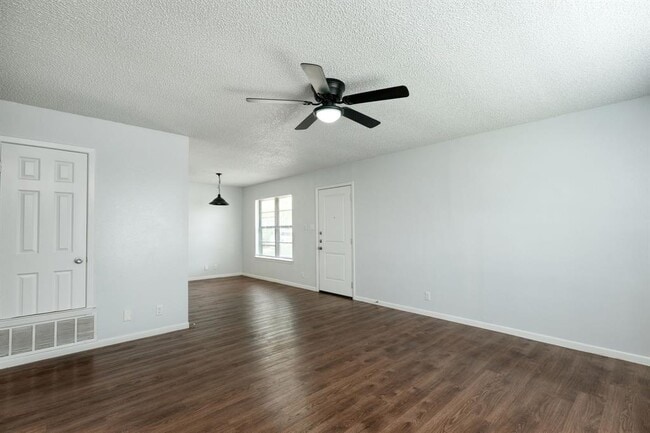 Building Photo - 2900 Mesquite Ln