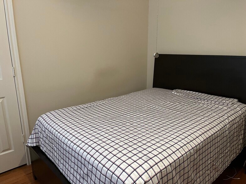 Building Photo - 6855 Bellgreen Dr