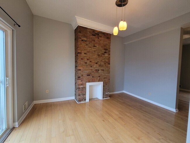 Building Photo - Beautiful 2 Bedroom Home in South Side - C...