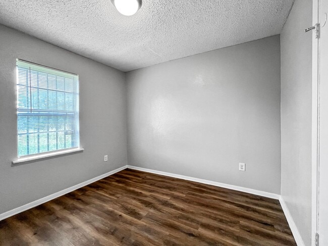Building Photo - Pet-Friendly 5BR/2BA Home w/ Garage & Fenc...