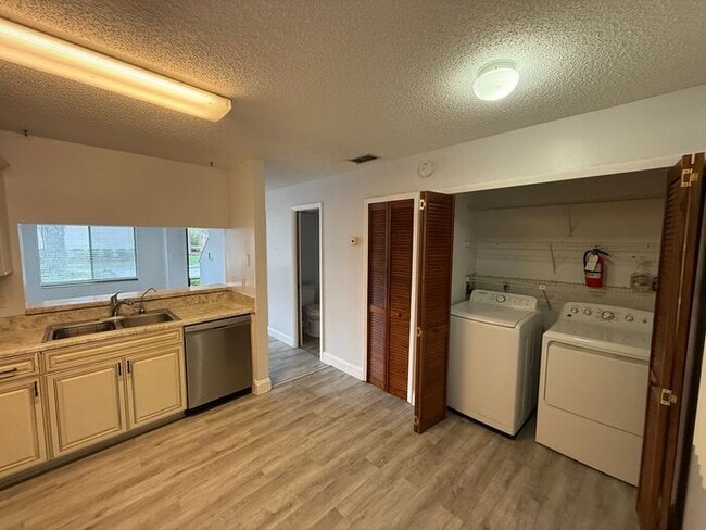 Building Photo - Gorgeous, Completely Remodeled 2/2.5 Condo in Sandlewood Creek- Winter Park!