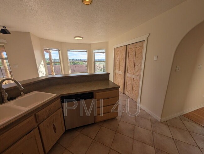 Building Photo - 511 Eugene Ct SE