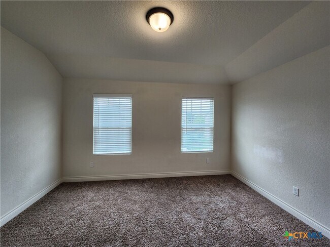 Building Photo - 324 Untermaier St