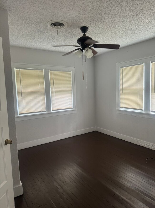 Building Photo - large 3bedroom 1 bathroom