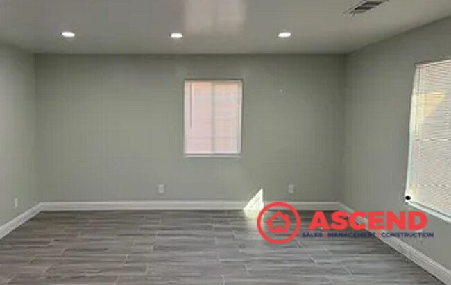 Building Photo - Beautiful 3 Berrom Home Off Manor St.