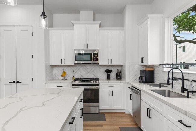 Building Photo - 3030 Live Oak St