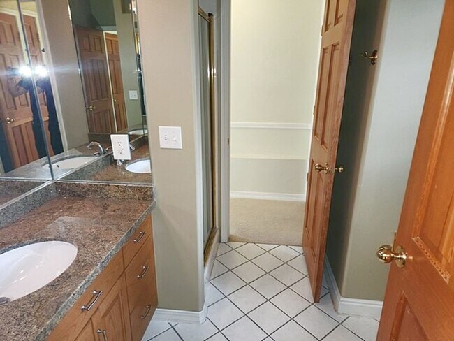 Building Photo - Large Private Luxury Home in Pinebrook  Es...