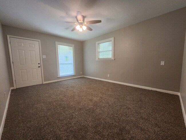 Building Photo - 617 Annelle St