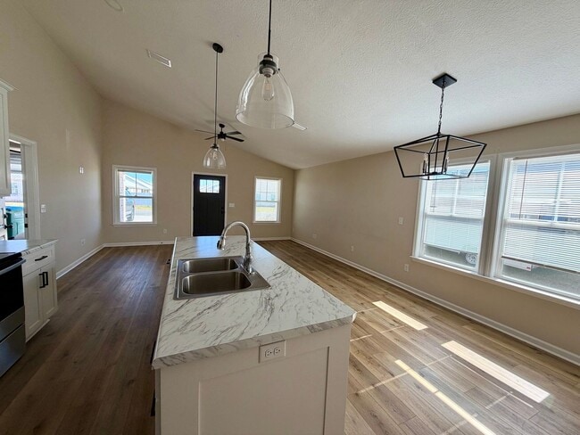 Building Photo - 3 Bed 2 bath