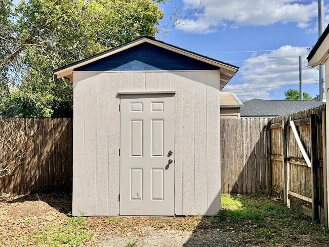 Building Photo - Super Cute 3/2 Close to Downtown!