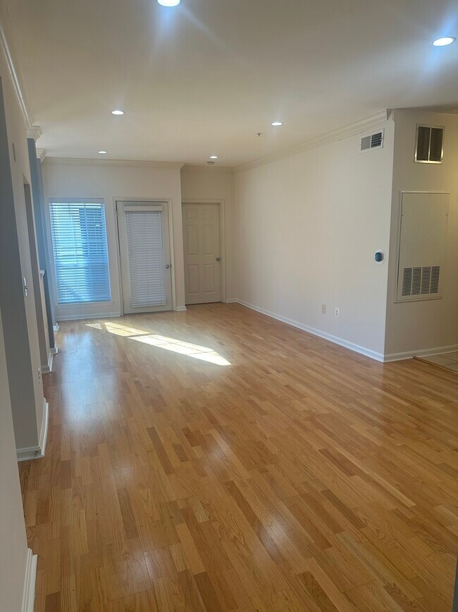 LR - 4860 Eisenhower Ave