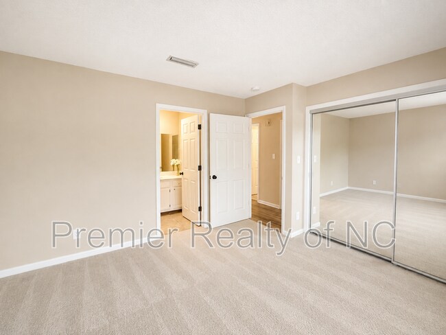 Building Photo - 5020 Thoroughbred Ln