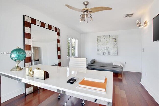 Building Photo - 257 N Coconut Ln