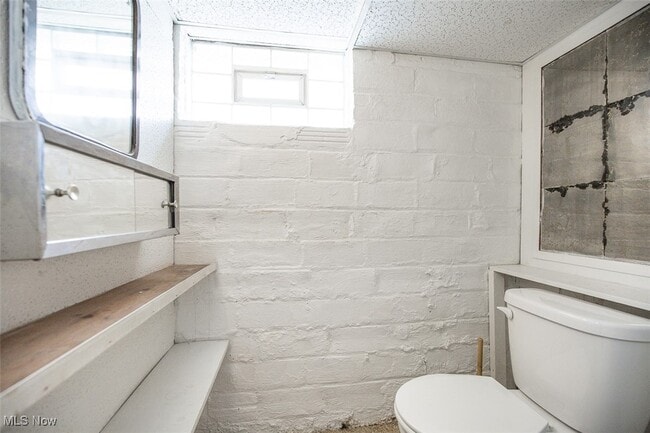 Building Photo - 2083 Chesterland Ave