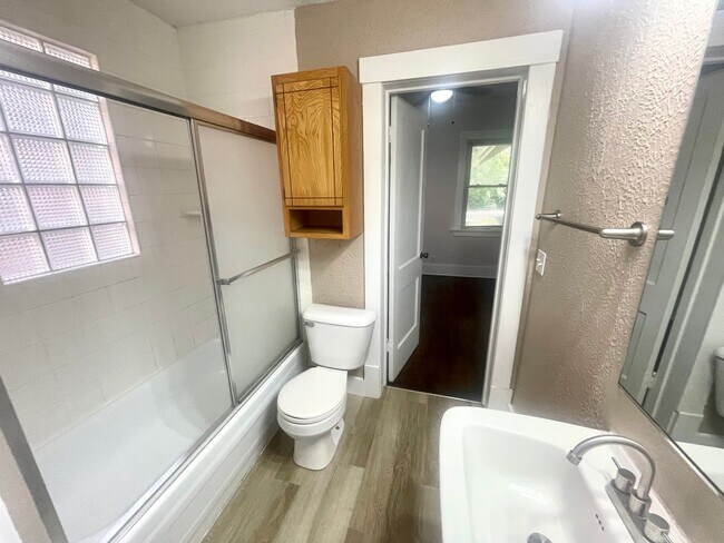 Building Photo - Spacious 4-bedroom, 2-bathroom home o