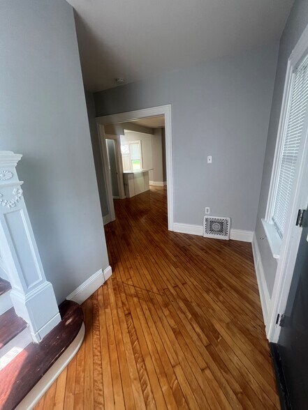 Foyer - 730 E Burlington St