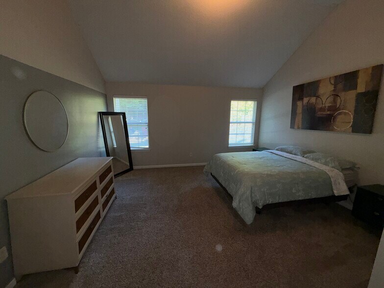 Building Photo - 8684 Goswell Dr