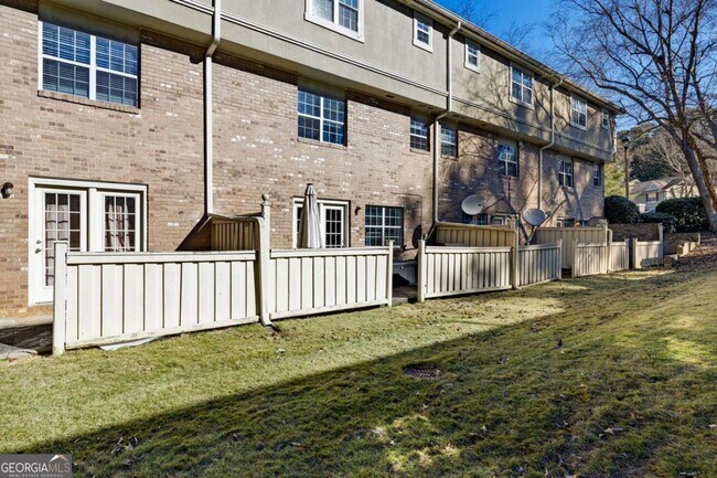 Building Photo - 6900 Roswell Rd