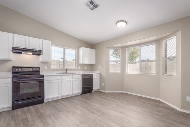 Building Photo - $500 Move-In Credit (ends 9/30) | Newly Remodeled 3BR w/ Pool