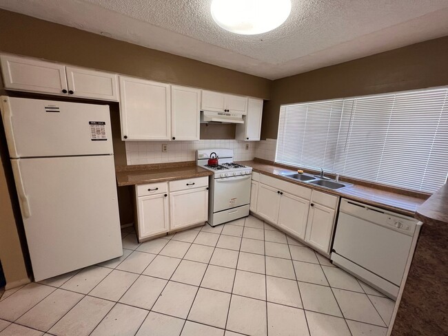 Building Photo - 3/2 Single Family Home in Miramar- Ready f...