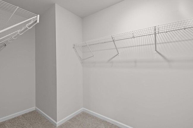 Building Photo - Stunning 5 Bedroom Home with a Fully Fence...