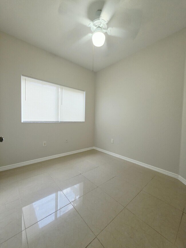 Building Photo - 260 Crestwood Cir