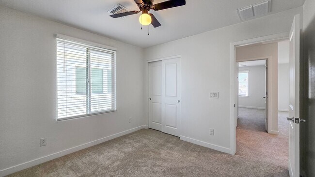Building Photo - Community pool! Excellent Goodyear location!