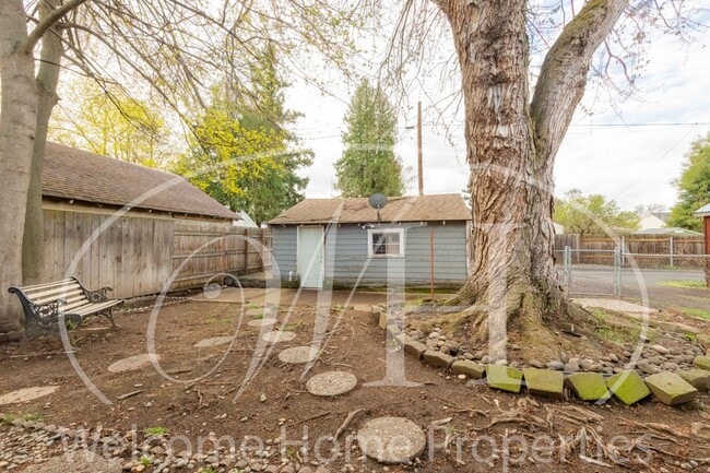 Building Photo - Spacious 4 Bedroom Home with Fireplace and Fenced Yard