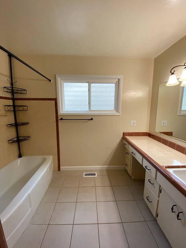 Building Photo - Stylish & Spacious 3-Bedroom Home in SE Sa...