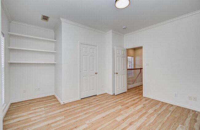 Building Photo - 1931 Woodbury St