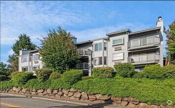 Building Photo - Renovated 2 Bed Kirkland Condo in Salishan...