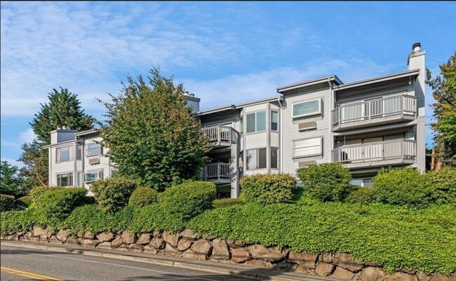 Primary Photo - Renovated 2 Bed Kirkland Condo in Salishan...