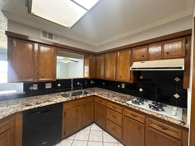 Building Photo - 219 Kings Ct