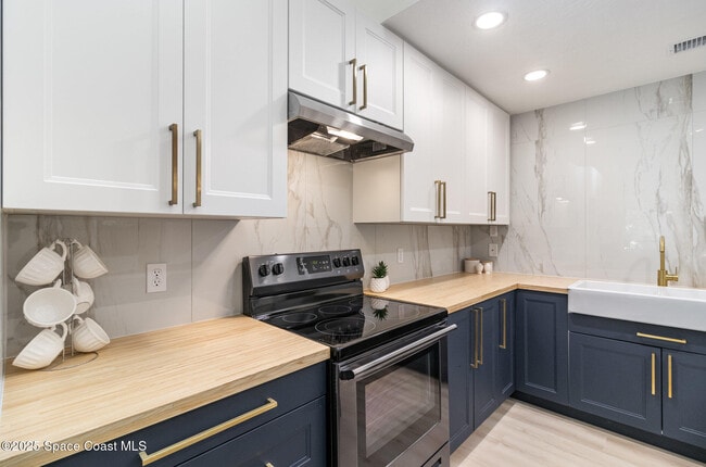 Building Photo - 165 Casseekee Trail