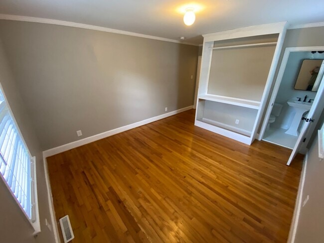 Building Photo - Amazing Brick 3 bedroom 2 bathroom rental ...