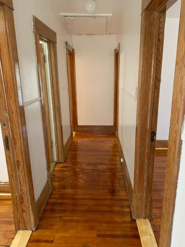 Building Photo - Large 4 bedroom, 2 bath home-Beautiful hom...