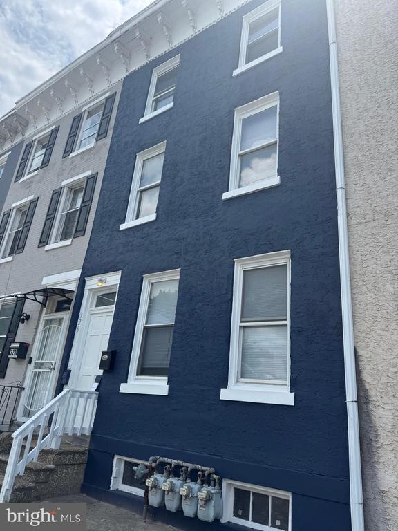 Building Photo - 326 E Airy St